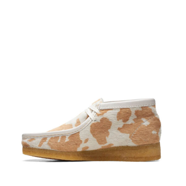 CLARKS ORIGINALS Botas Wallabee - Tan Cow Print